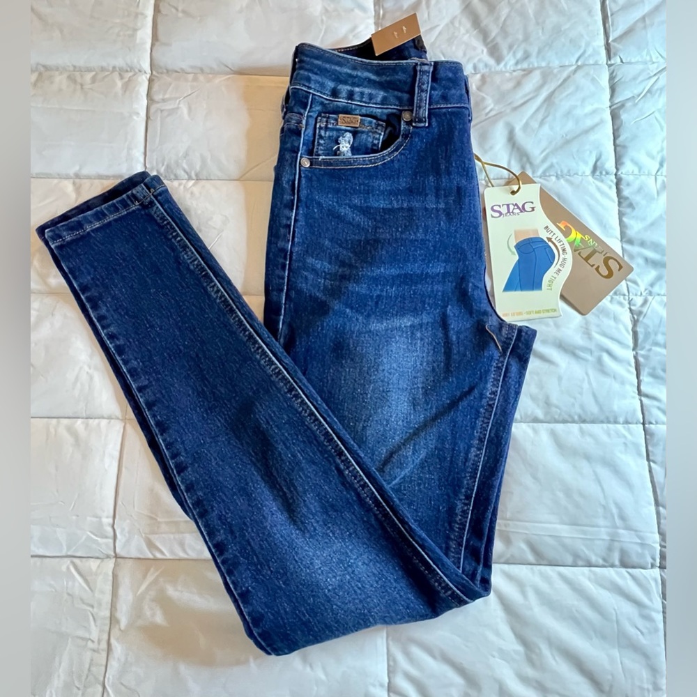 NWT Stag Jeans blue med wash distressed denim. Juniors size 5. Butt shaping